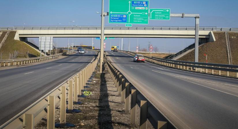 Már a jövő eszközét tesztelik a borsodi utak mellett: sok autós észre sem veszi, úgy húz el mellette – fotókkal