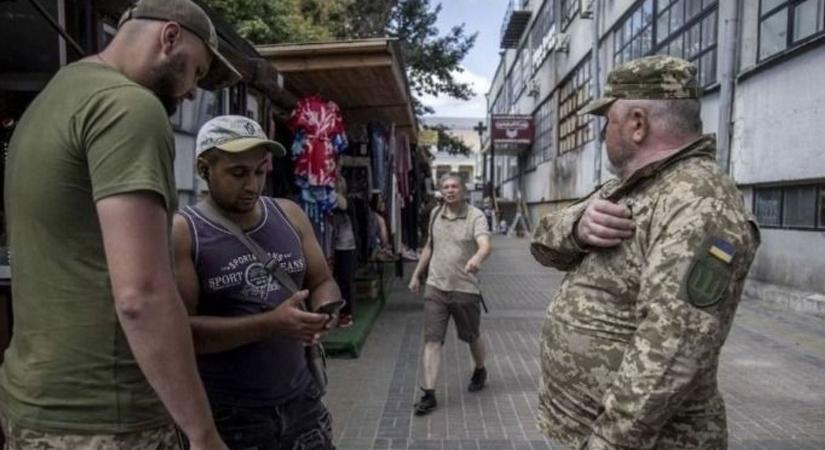 Az ukrán sorozó katonák erőszakkal visznek el férfiakat - videó