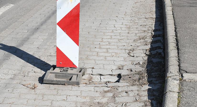 Megsüllyedt buszöböl Debrecenben: még meddig?