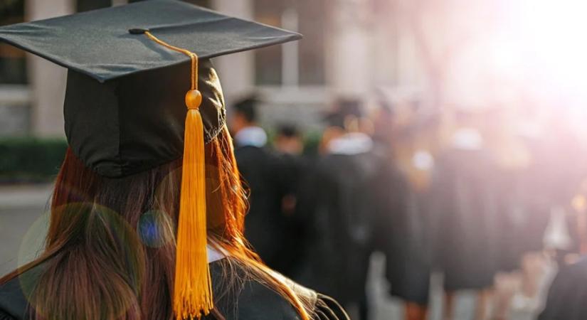 Évi 7 millió forinttal is többet kereshetnek a diplomások