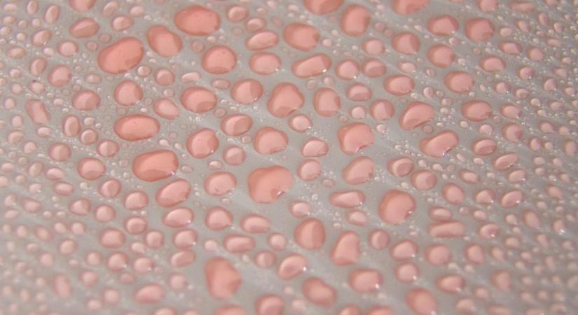 Véres eső hullik Dél-Európára, az ég vörösre váltott, az emberek elképednek a látványtól – ez áll a háttérben