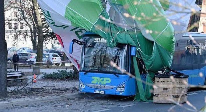 Tragédia: hőlégballonnal ütközött egy autóbusz, egy ember meghalt