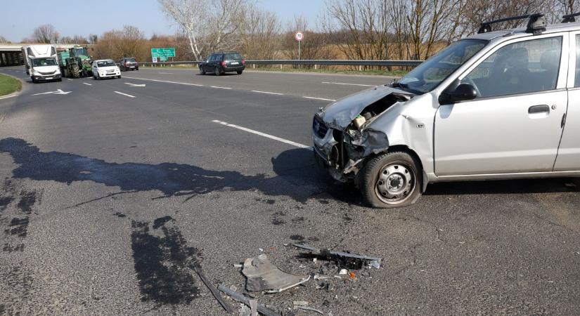 Súlyos baleset Kaposvárnál, nagy erőkkel vonultak a helyszínre a rendőrök