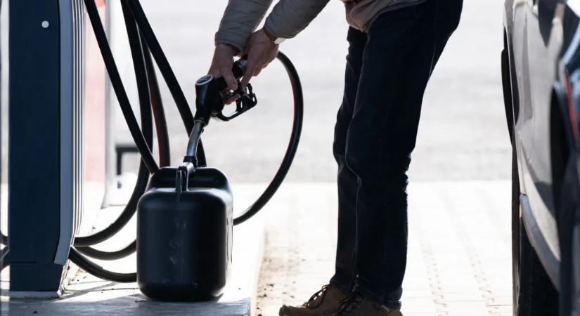 Hiába megy kannával, fűnyíróval a kútra, nem jár az árstopos tankolás, de 50-es robogóval igen