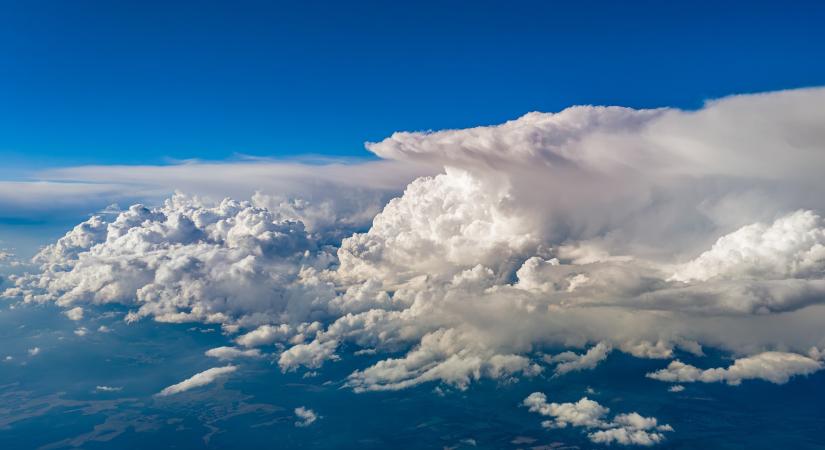 Meleg nedves szállítószalag hoz záporokat, zivatarokat