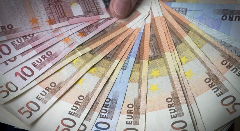 22 millió forintnyi segélyt vett fel két idős magyar férfi hamis osztrák lakcímmel