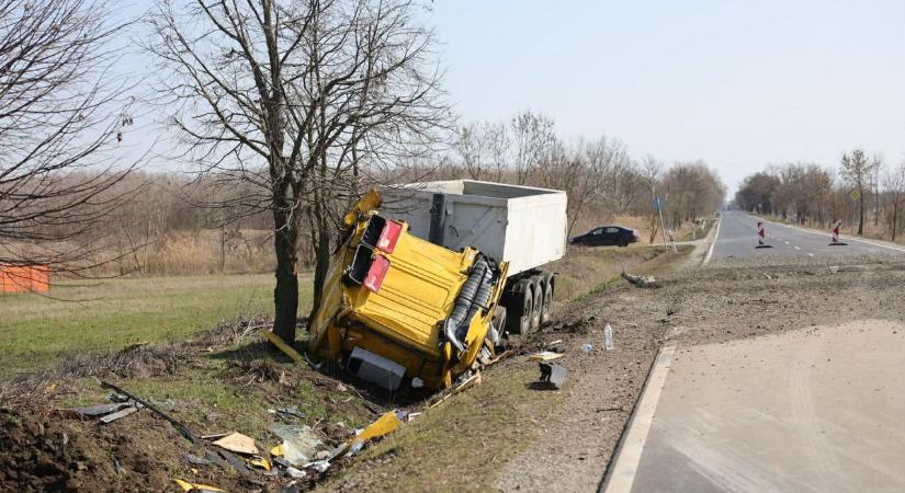 Árokba fúródott a kamion Poroszlónál, az úttesten hever a rakomány – durva fotókon a helyszín