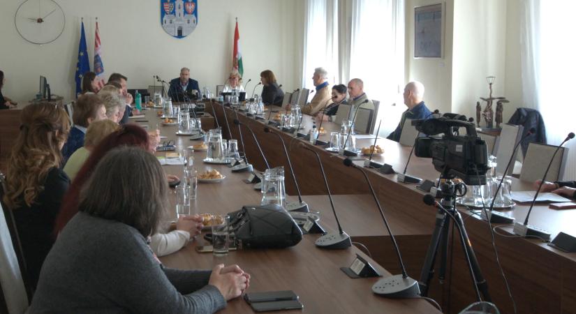 Városfejlesztés, egészségmegőrzés, könyvtár minden korosztálynak  Ülésezett az idősek tanácsa