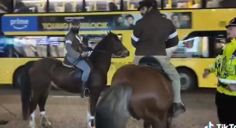 Iszlamista lovas „rendőrök” terrorizálták az ajatollah-ellenes tüntetőket Manchesterben – a brit hatóság reakciója hatalmas felháborodást váltott ki (VIDEÓ)