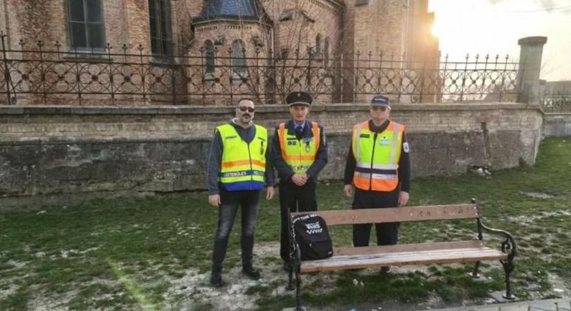 Eltűnt az iskolatáska Bátaszéken – kamerák buktatták le a tolvajt