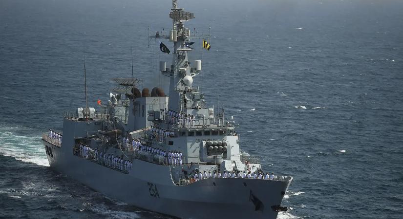 Tovább fokozódik a feszültség: hadihajókat indított az ázsiai atomhatalom a Perzsa-öböl térségébe
