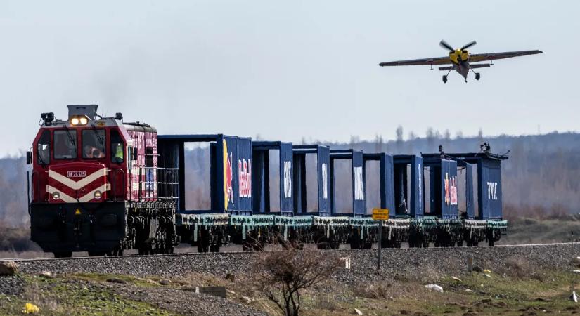 Ilyet még senki sem látott - repülővel leszállni egy vonat tetejére!
