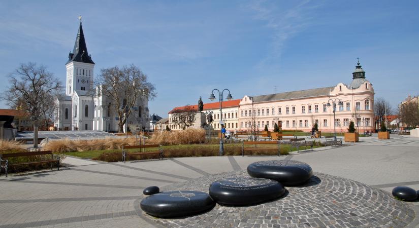 Hajdúböszörményben a fideszes vezetés idején több tízmilliónyi plusz pénz járt olyan feladatokra, ami az érintettek munkakörébe tartozott