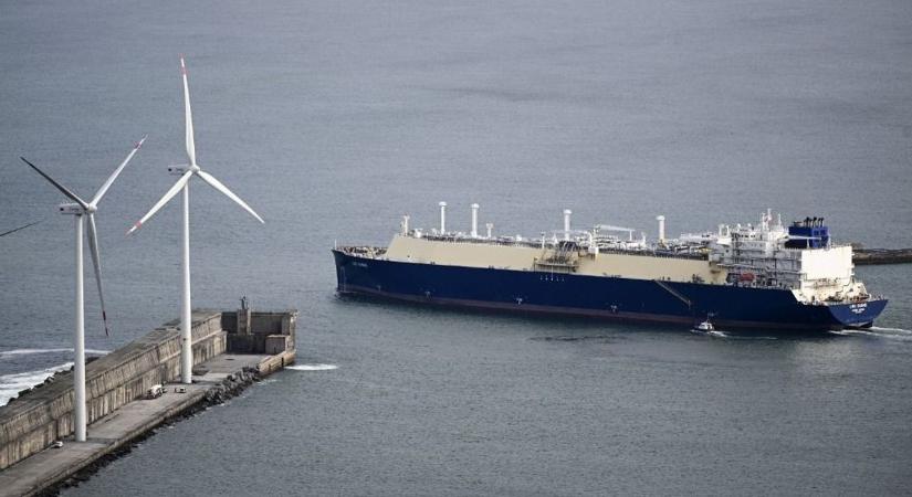 Európa egyre nagyobb bajban: menet közben váltanak hirtelen irányt a kontinens felé tartó LNG-tankerek – már tudni, hová mennek, ennek csúnya vége lehet