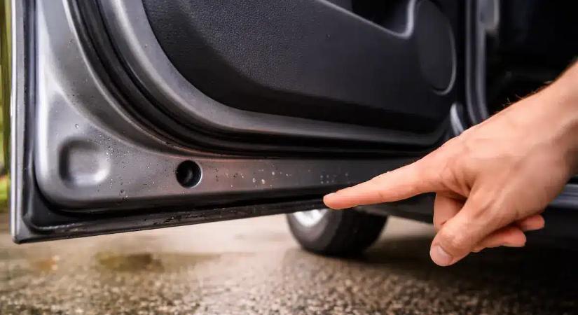 Sokan évekig nem veszik észre ezt a rejtett lyukat az autó ajtaján