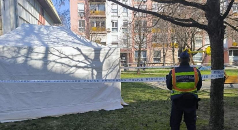 Holttest egy szekszárdi játszótéren