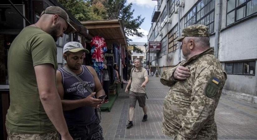 Durva mozgósítás zajlik Ukrajnában, Zelenszkij sorozói az erőszaktól sem riadnak vissza – videóval