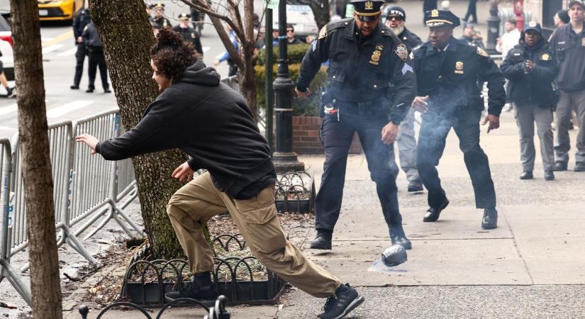 Terrorizmussal vádolják a két férfit, akik robbantani akartak a New York-i iszlámellenes tüntetésen (VIDEÓ)