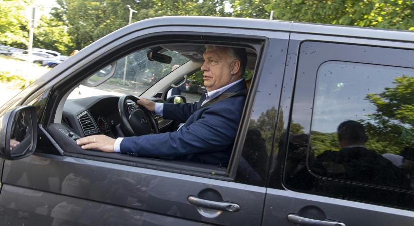 Orbán Viktor a tankolási bakijáról: „Szívni azért nekem kellett a csövet, hogy én nyeljem az elejét”