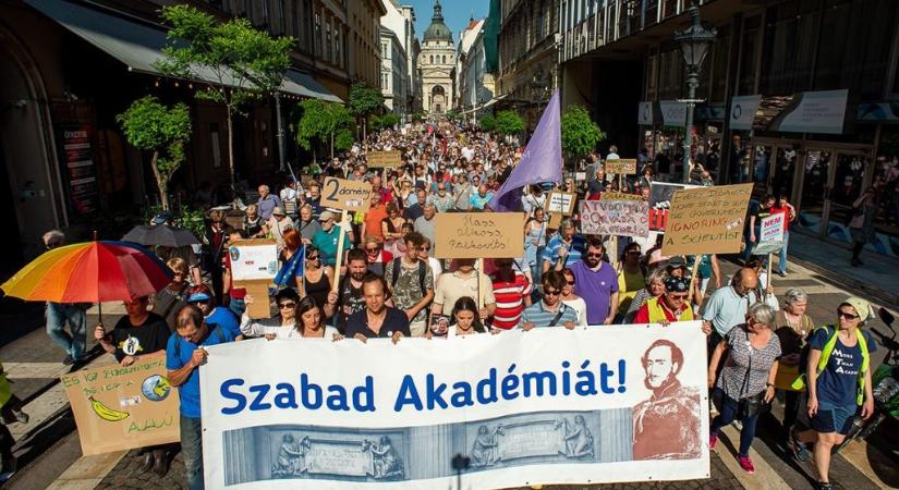 Medián: A magyarok leginkább a tudósokban bíznak, legkevésbé a politikusokban