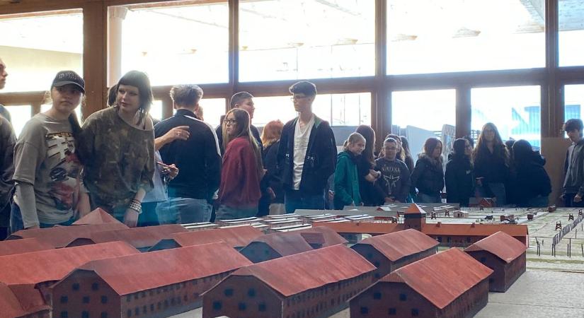 Apró makettek, hatalmas tanulság: megrázó kiállítás érkezett Sopronba - fotók