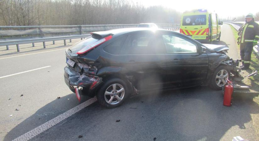 Szalagkorlátnak ütközött és durván összetört az autó az M70-esen – Fotókat kaptunk a balesetről