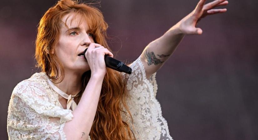 Videó: ukrán zászlót kapott prágai koncertjükön a Florence and the Machine énekesnője