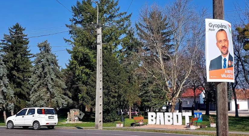 Jött egy autó, leszedték a fekete zsákot a fideszes plakátról, majd feljebb tették, hogy ne lehessen elérni