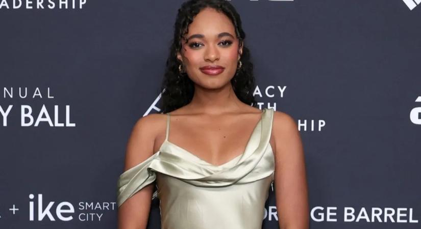 Finoman buja, mégis lehengerlő – a színésznő, Chandler Kinney legérzékibb fotói