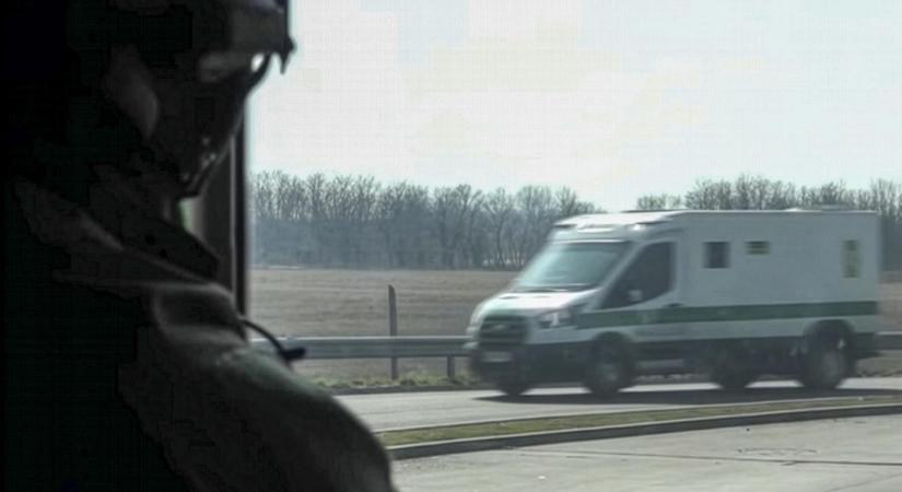 A pénzt és az aranyat nem, de a két járművet visszaadja a NAV az ukránoknak