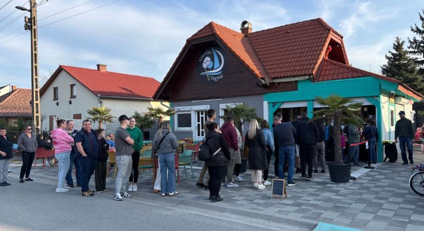 Szeretünk nyalni: meg sem várták a nemzeti ünnepet a Balatonnál, hólapátolás után azonnal ki kellett nyitni a fagyizóknak