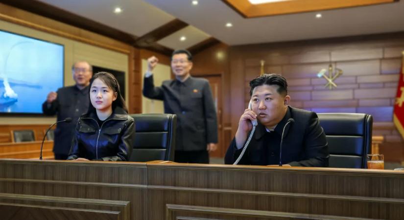 Újra felbukkant Kim Dzsongun rejtélyes lánya, most robotrepülőgépek indítását nézte apjával