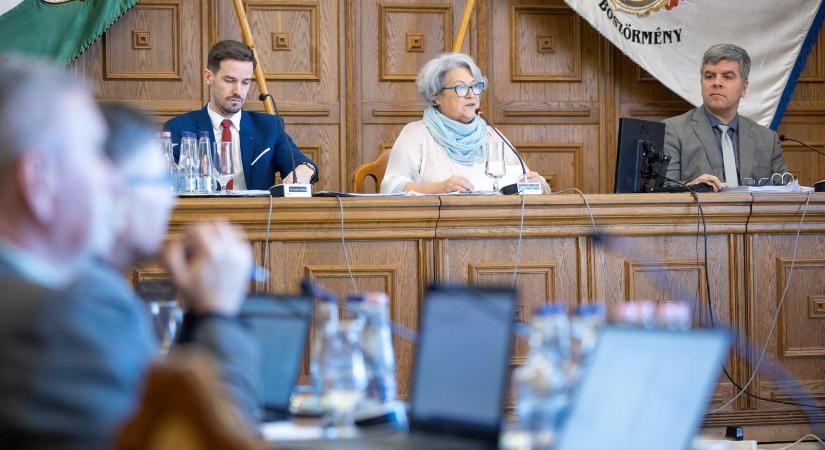 A fideszes vezetés idején olyan feladatokra is pluszpénz járt Hajdúböszörményben, amely valójában az érintettek munkakörébe tartozott