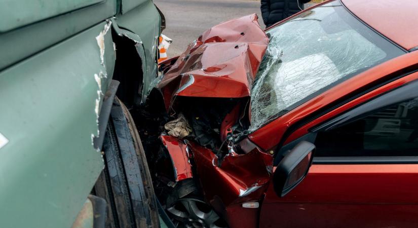 Összeütközött két személyautó Szegeden: mentő is érkezett a helyszínre