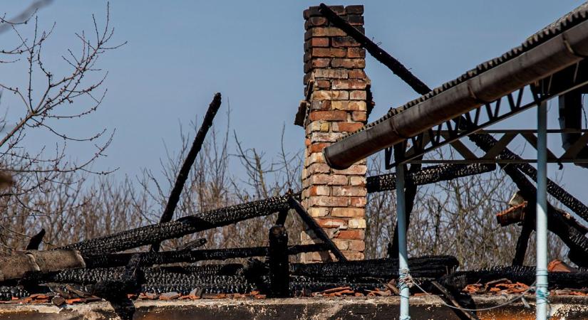 Mégsem hétköznapi ház gyulladt ki Alsózsolcán? Durva pletykák keringenek a halálos tűz helyszínéről – fotókkal