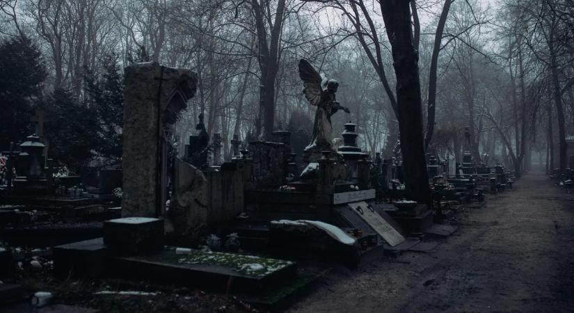 Megrázott az áram két, temetőben dolgozó munkást