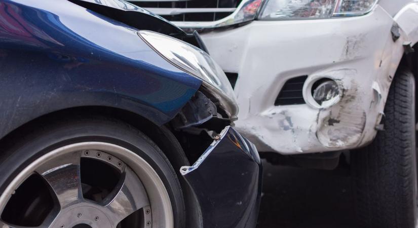 Két autó karambolozott a 46-os főúton, Mezőtúrnál – a helyszínen vannak a mentők is