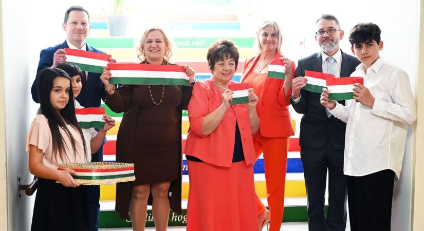 Fejlesztés a szolnoki Gyermekvárosban: nyolc fiatal kezdhet új életet a modern lakásotthonban – videóval, galériával