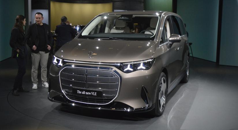 79 centis tévé van ebben a Mercedesben