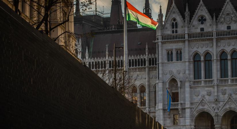 Megszólalt a hitelminősítő: bóvliba vághatják Magyarországot