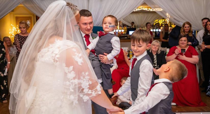 „Soha nem fog járni” – Az orvosok lemondtak a kisfiúról, ő mégis oltárhoz vezette az édesanyját