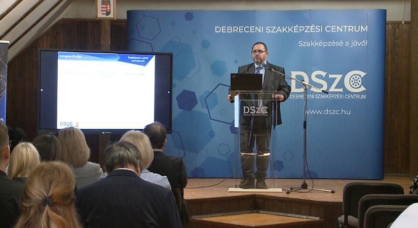 Új szintre emeli a tehetséges diákok versenyfelkészítését a Debreceni Szakképzési Centrum