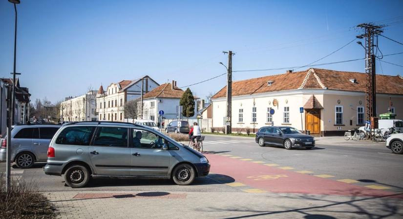 Önjáróvá vált autó vesztegel az egri közterületen – vajon meddig gurul még magától?