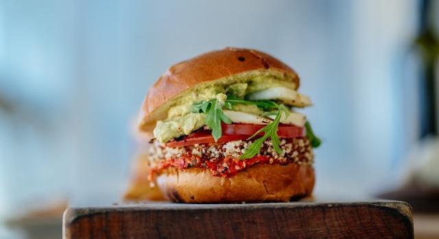 EU-s kompromisszum: maradhat a „vegán burger”, de „vegán steak” és „vegán bacon” nem jöhet a címkékre