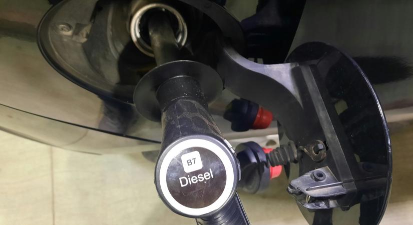 Itt a bejelentés, durván drágulna az üzemanyag védett ár nélkül