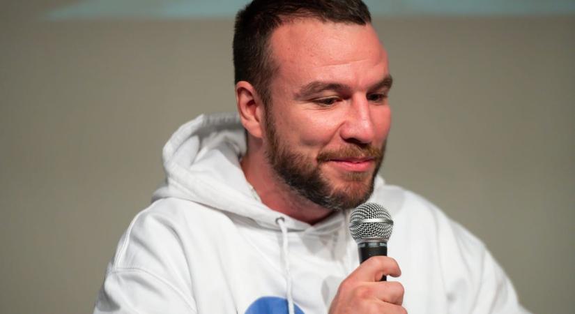 „Azért ennyire lesüllyedni gyerekek…” – Molnár Áron mosogatókirálynak és fideszes influenszernek nevezte Young G Bécit, aki személyeskedve válaszolt