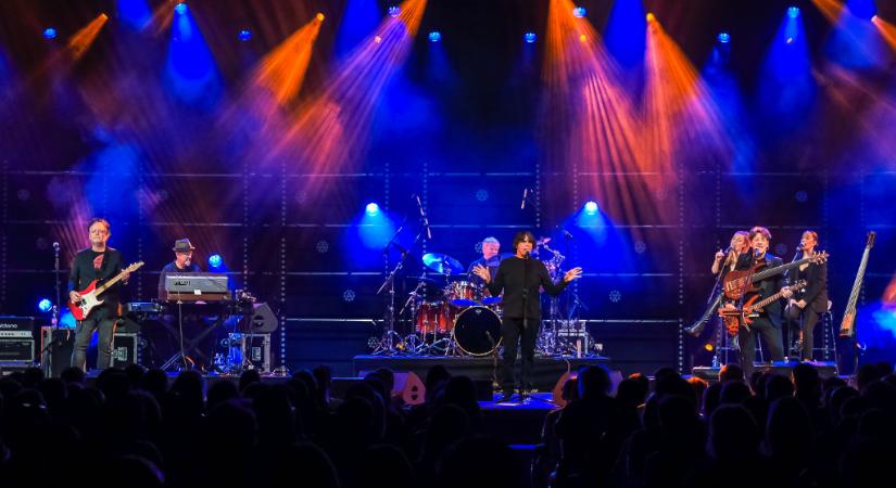 iLAND koncert telt házzal, vastapssal