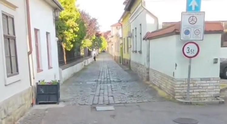 Hétfőtől lezárják a Dr. Hibay Károly utcát – megkezdődik a sorompó telepítése