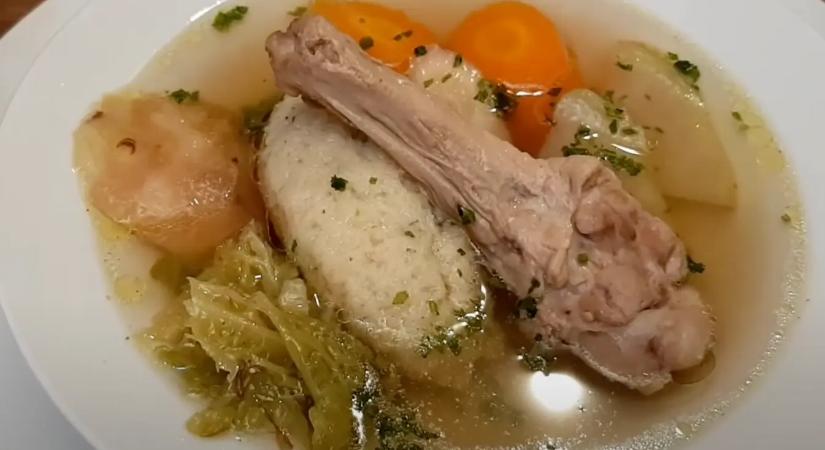 Egy régi trükk, ami sokszor megmenti a húslevest: ezért dobtak nagyanyáink kenyeret a levesbe