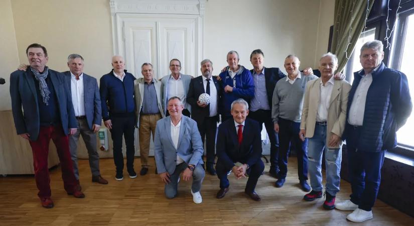Az 1986-ban vb-ezüstérmes magyar kézilabda-válogatottat köszöntötték
